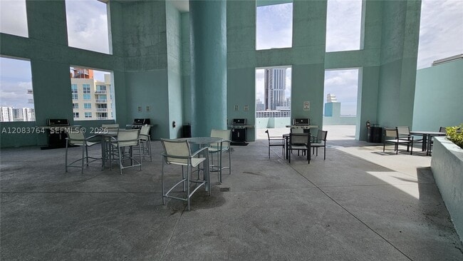 Building Photo - 1900 N Bayshore Dr