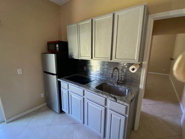 Building Photo - 4/3 Kissimmee Home with Guest-Suite