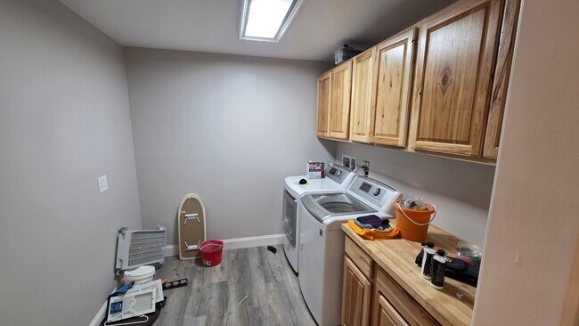 Building Photo - 9500 Fox Valley Dr