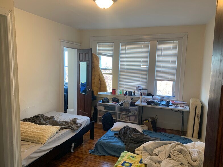 Building Photo - 245 Kelton St