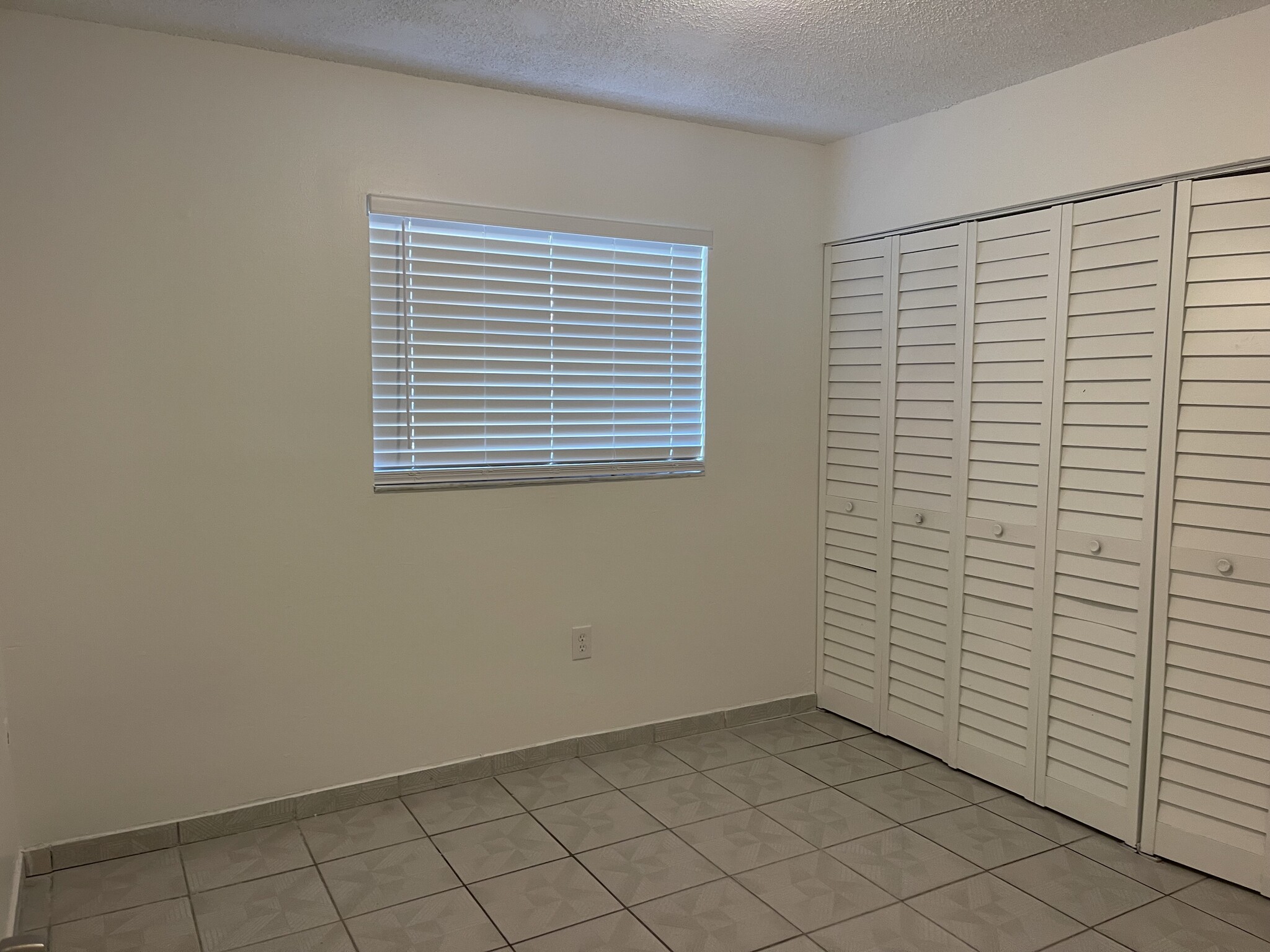 Building Photo - 2744 W 60th St