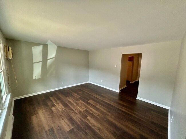 Building Photo - HALF OFF FIRST MONTH - 2 Bedroom in Versailles!