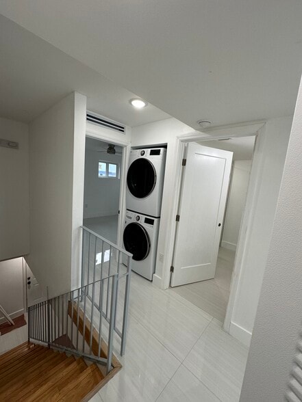 Building Photo - 9367 Fontainebleau Blvd