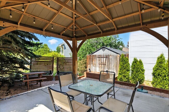 Building Photo - Charming Corner Lot! 3 Bedroom, 3.5 Bath w...
