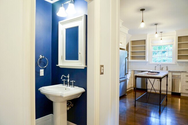 Building Photo - Gorgeous Dream Home in the Southwest Hills! Your Pacific Northwest Oasis Awaits!