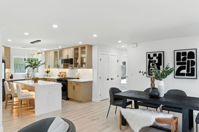 Building Photo - Refined Redwood City Living: Exquisitely R...