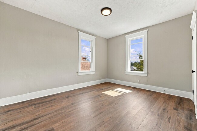 Building Photo - 120 E 20th Ave