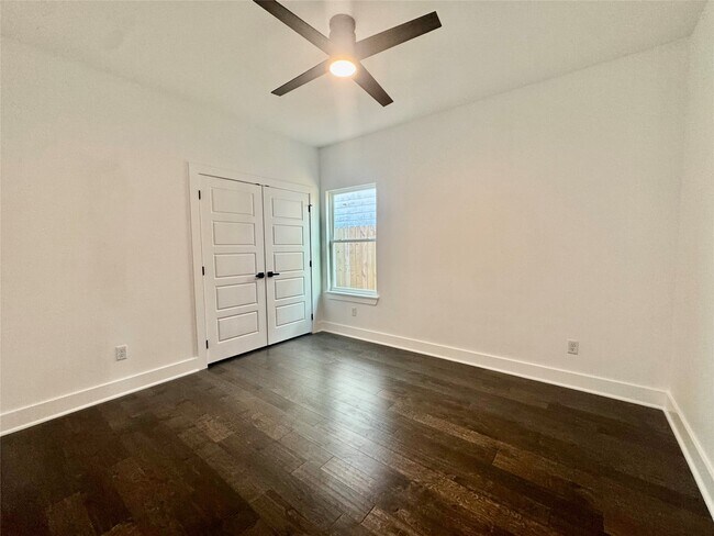 Building Photo - 6928 Paris St