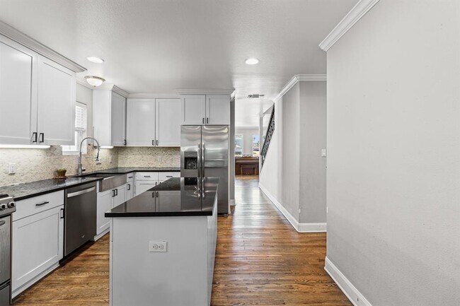 Building Photo - 4702 Rosedale Ave