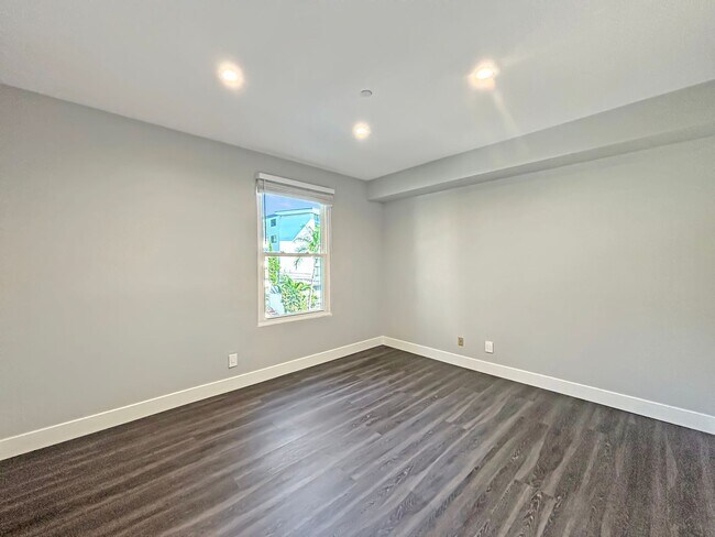 Building Photo - Stunning 2BD/2BA Condo in Bankers Hill W/ ...