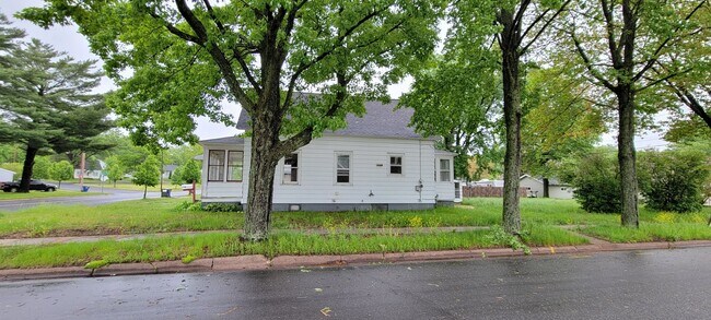 Building Photo - 3 Bedroom home in Rothschild!