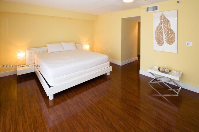 Building Photo - 15645 Collins Ave