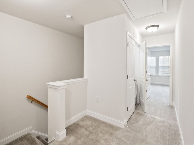 Building Photo - Beautiful 3 bedroom, 2.5 bath townhome in Shephard's Square!
