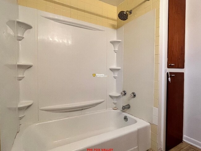 Building Photo - Charming 2 Bed, 1 Bath Apartment in Appleton, WI - Spacious & Convenient!