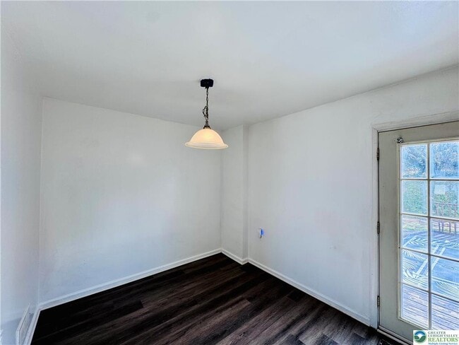 Building Photo - 235 Vista Dr