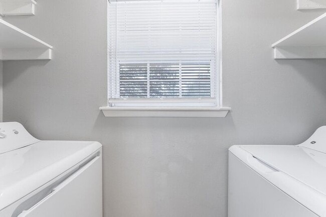 Building Photo - 2316-2318 Raven Ln