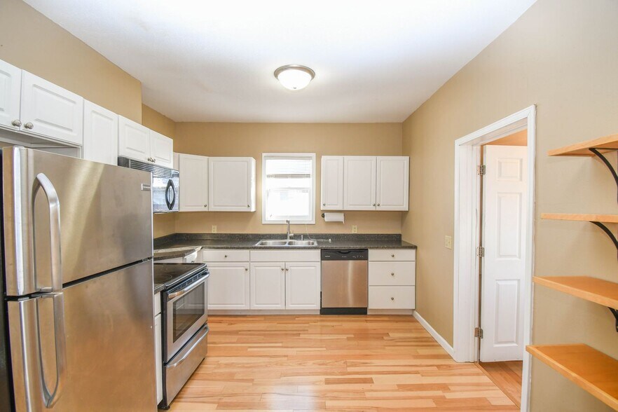 Building Photo - 817 W 12th St