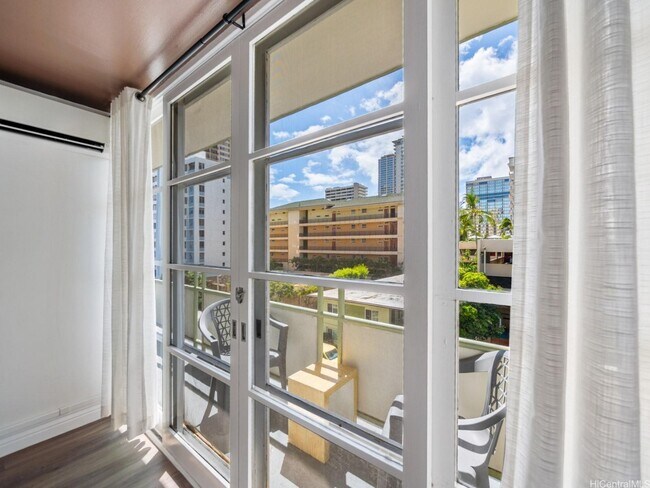 Building Photo - 1-bed, 1-bath condo located in Waikiki