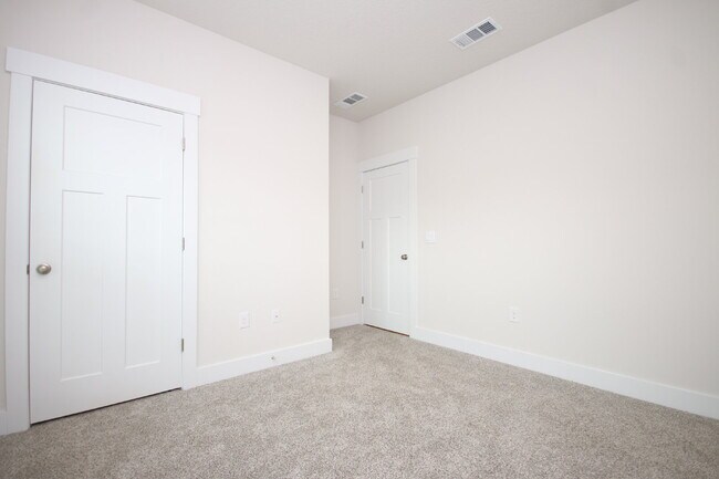 Building Photo - Don’t Miss This 4BR Avalon Home — Modern Interior, Open Floor Plan & Access to Pool, Volleyball &...