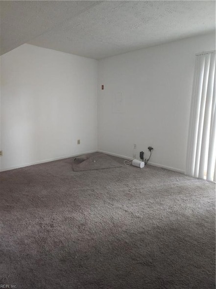 Building Photo - 330 Kinsmen Way