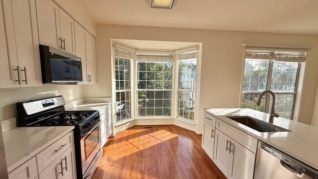 Upgraded Kitchen - 47612 Watkins Island Square