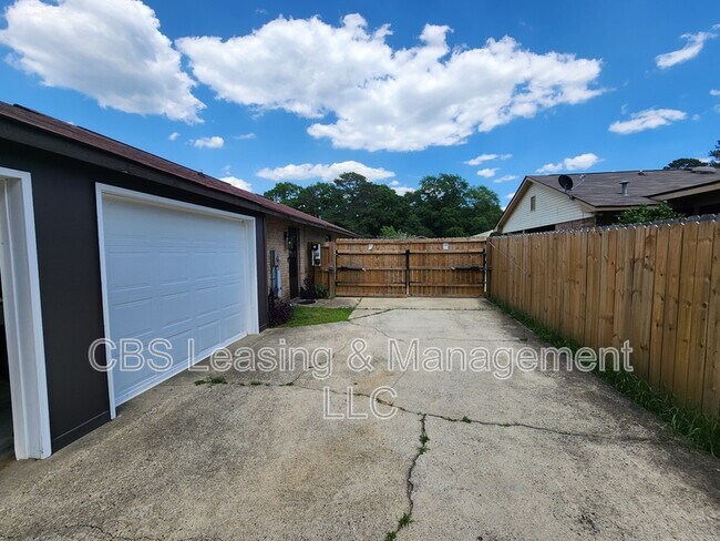Building Photo - 5126 Stonegate Dr