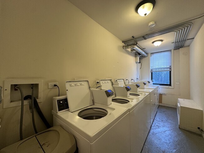 Building Photo - 4742 N Hermitage Ave