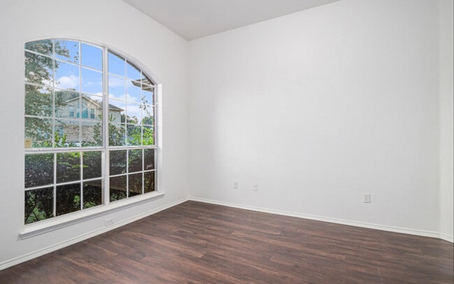 Building Photo - 403 Victory Ln