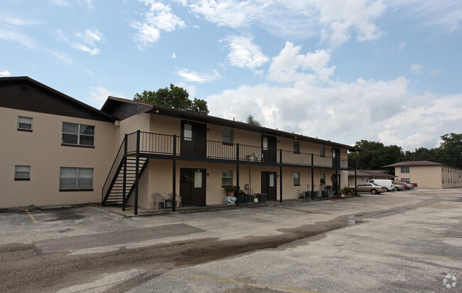 Primary Photo - Colonial Square Apartments