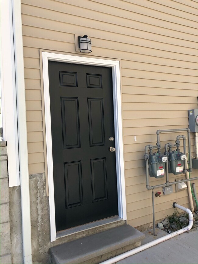 Private Side Entrance - 102 Berkshire Ln