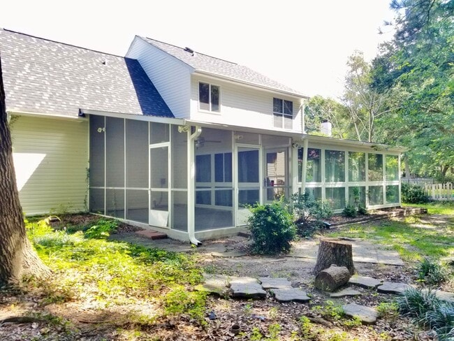 Building Photo - Charming 4 Bedroom Home in Center Lake Sub...