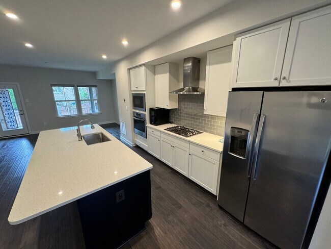 Building Photo - Stunning 3 Bed 3.5 Bath Townhome With Atta...