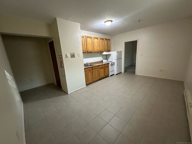 Building Photo - 1660 E Main St