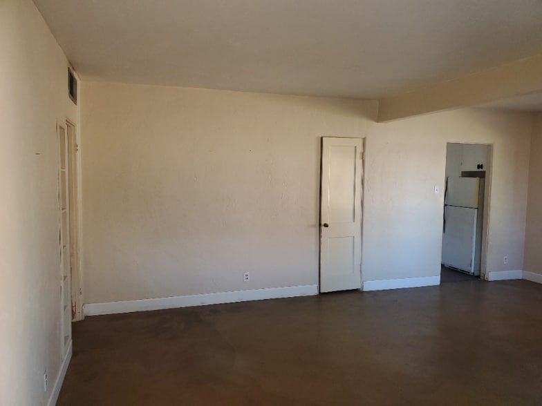 Building Photo - 2328 W Orange Dr