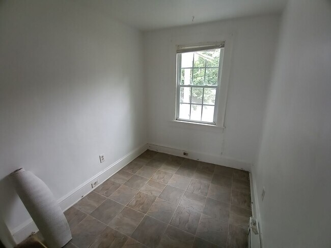 Building Photo - 840 Orville Ave
