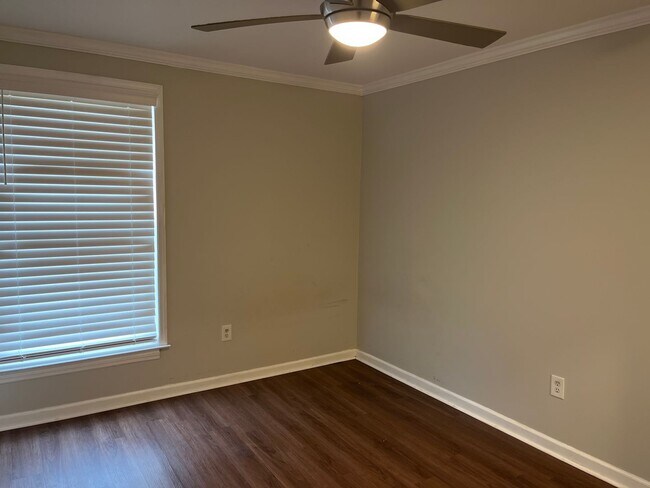 Building Photo - 2 Bed, 1 Bath Apartment