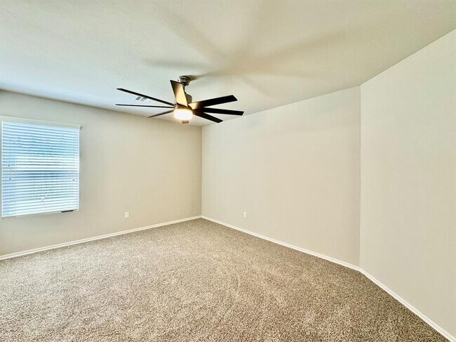 Building Photo - 933 Klare Ln