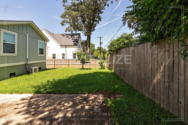 Building Photo - Gorgeous Spring Hill Home!