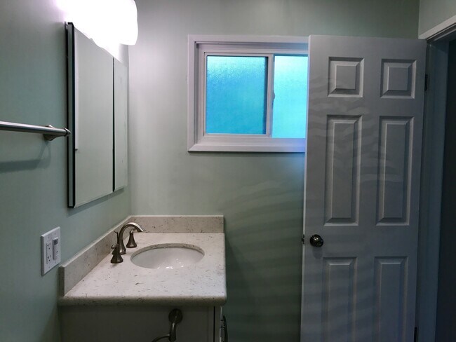 Building Photo - Beautiful single family home in desirable neighborhood!