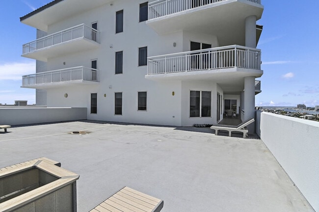 Building Photo - 725 Gulf Shore Dr