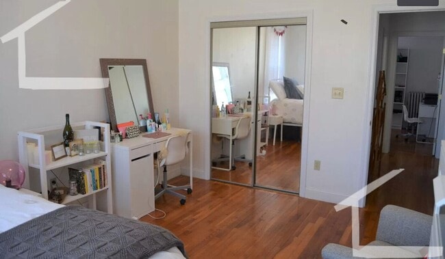 Building Photo - Conveniently Located, Spacious Apt w Ht & HW Inc.  Near B and C lines!