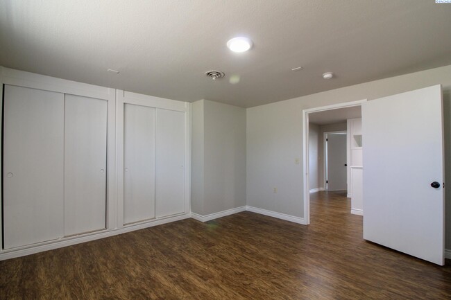 Building Photo - 3 Bed/2 Bath Apartment Above Commercial Bu...