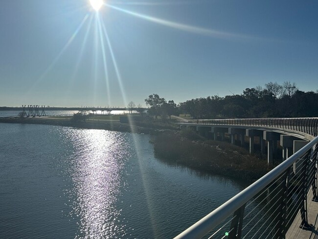 Building Photo - Available April 6th. Custom Built 3BR/2 BA Home in Park Circle!