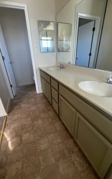 Building Photo - 1465 Venice Cir