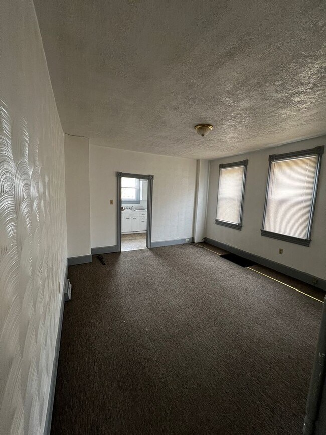 Building Photo - 21-23 Locust St