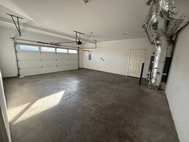 Building Photo - 4 Bed/2.5 Bath Single Family Home in SE Bend