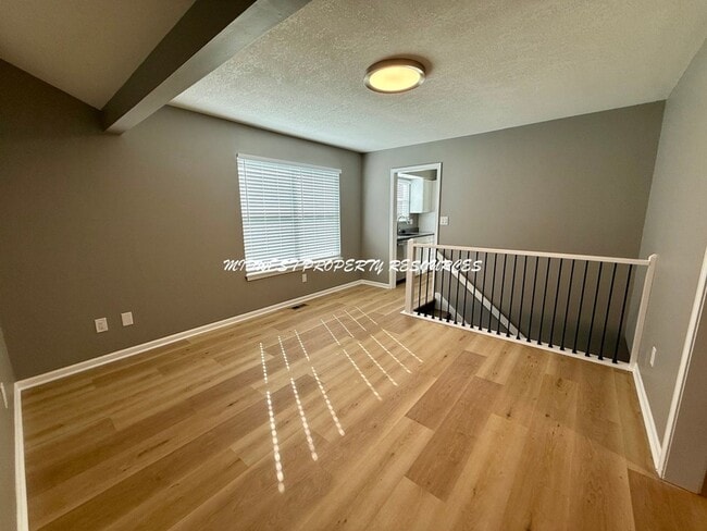 Building Photo - Large Updated 3 Bedroom/2 Bath Duplex in L...