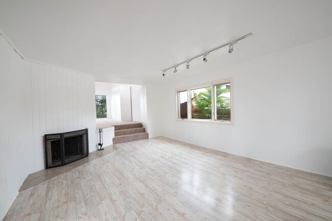 Building Photo - Sunlit One-Bedroom Gem