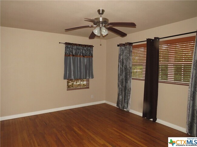 Building Photo - 2116 W Avenue D