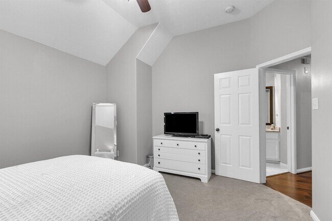 Building Photo - 3002 E Lake Falls Cir
